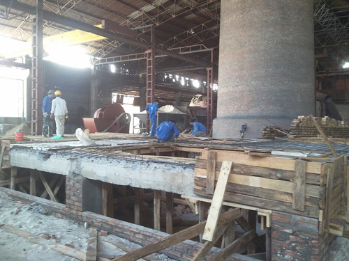 Công nhân đang khẩn trương xây dựng phần thô hệ thống lọc bụi