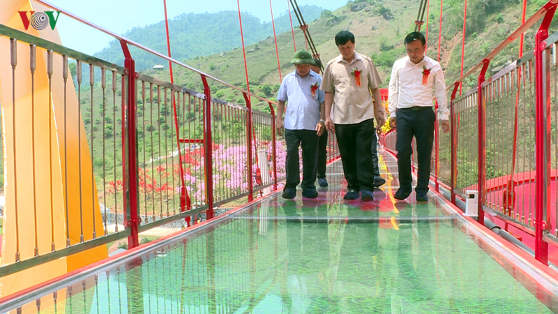 Sau khi tham dự lễ khánh thành, các đại biểu lên đi thử trên cầu kính 5D. 