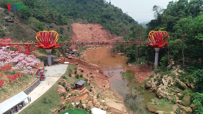 Công trình được hàng trăm công nhân, kỹ sư, giám sát chuyên nghiệp làm việc cả ngày đêm trong thời gian hơn 4 tháng để hoàn thành, đảm bảo tuyệt đối an toàn cho du khách tham quan, trải nghiệm