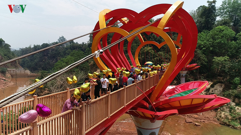 Việc khánh thành cây cầu tình yêu sẽ góp phần làm đa dạng, tạo nên những sản phẩm du lịch mới, độc đáo và hấp dẫn tại Mộc Châu