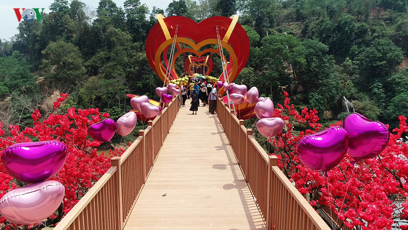 Khung cảnh tại cây cầu tình yêu này vô cùng lãng mạn khiến nhiều người rất thích thú